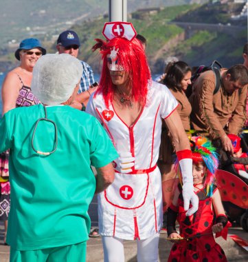 Puerto de la cruz, İspanya - 16 Şubat: rengarenk giyimli parti