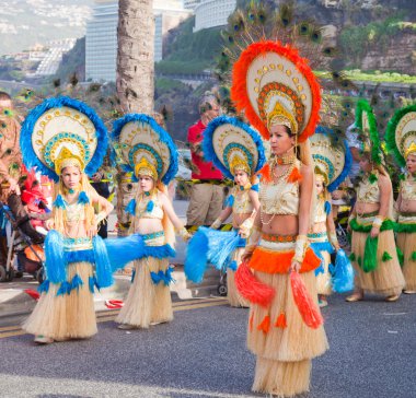 Puerto de la cruz, İspanya - 16 Şubat: rengarenk giyimli parti