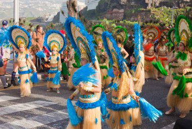 Puerto de la cruz, İspanya - 16 Şubat: rengarenk giyimli parti