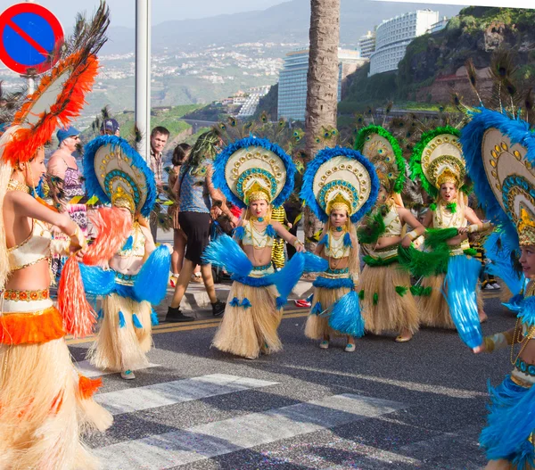 PUERTO DE LA CRUZ, SPAIN - February 16: Colorfully dressed parti — Stock Photo, Image