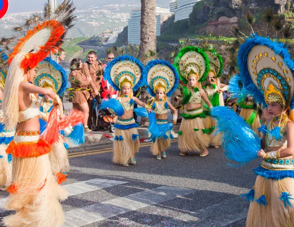 Пуерто-де-ла-Крус, Іспанія - 16 лютого: барвисто одягнені партія — стокове фото