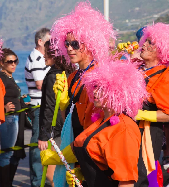 PUERTO DE LA CRUZ, SPAIN - February 16: Colorfully dressed parti — Stock Photo, Image