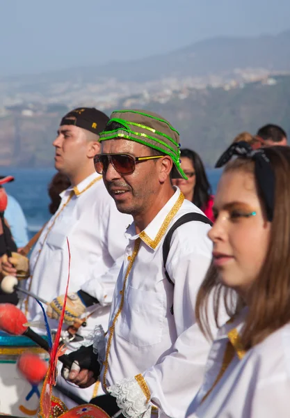 Puerto de la cruz, Spanje - 16 februari: kleurrijk geklede parti — Stockfoto