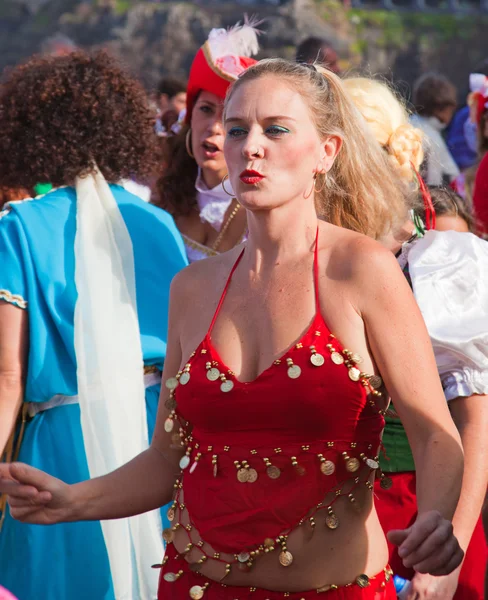 PUERTO DE LA CRUZ, ESPANHA - 16 de fevereiro: Colorfully dressed parti — Fotografia de Stock