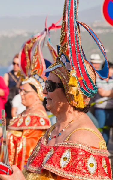 PUERTO DE LA CRUZ, ESPANHA - 16 de fevereiro: Colorfully dressed parti — Fotografia de Stock