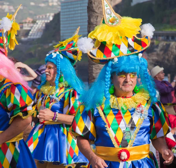 Puerto de la cruz, Spanyolország - február 16: színesen öltözött parti — Stock Fotó