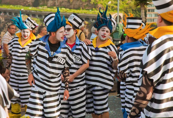 PUERTO DE LA CRUZ, SPAIN - February 16: Colorfully dressed parti — Stock Photo, Image
