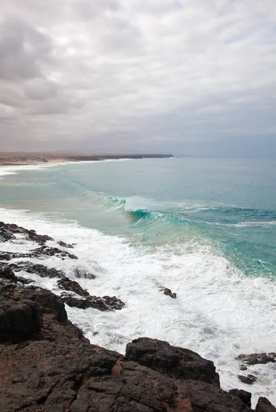 Côte ouest abrupte et érodée de Fuerteventura — Photo