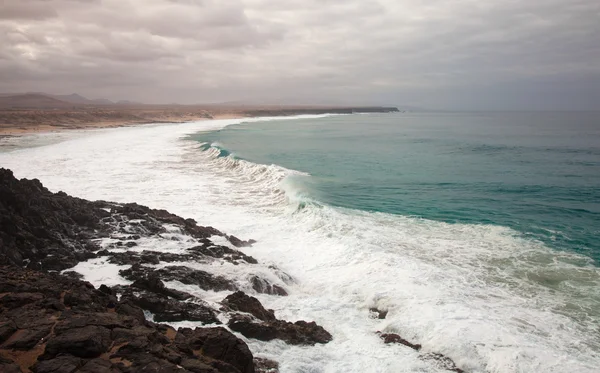 Eroderad branta västkusten i fuerteventura — Stockfoto