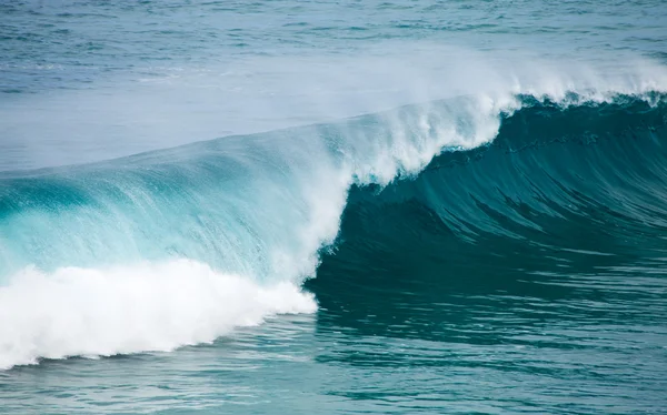 Rompiendo olas —  Fotos de Stock