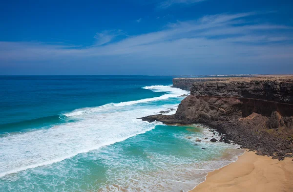 Geërodeerde steile west kust van fuerteventura — Stockfoto