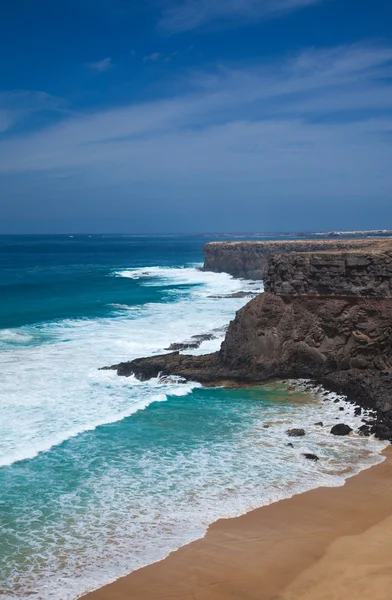 Eroderad branta västkusten i fuerteventura — Stockfoto