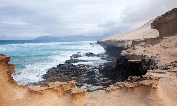 Costa oeste erodida de Fuerteventura em Jandia, Parque natural de Jandia — Fotografia de Stock