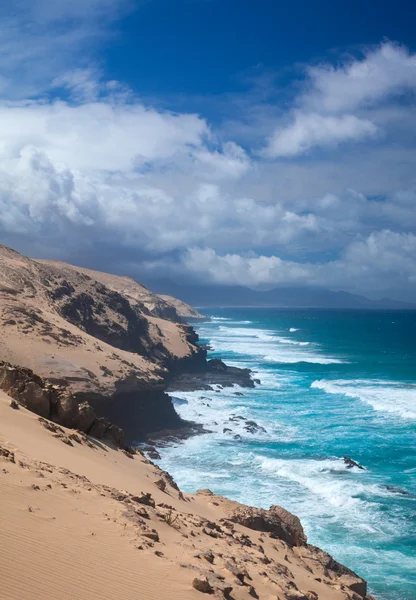 Erodovaná strmého západního pobřeží fuerteventura — Stock fotografie