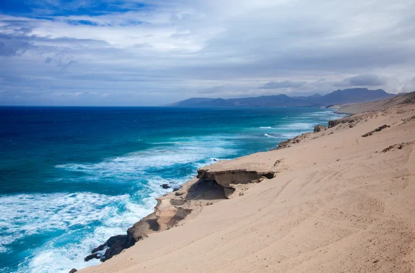 Geërodeerde steile west kust van fuerteventura — Stockfoto