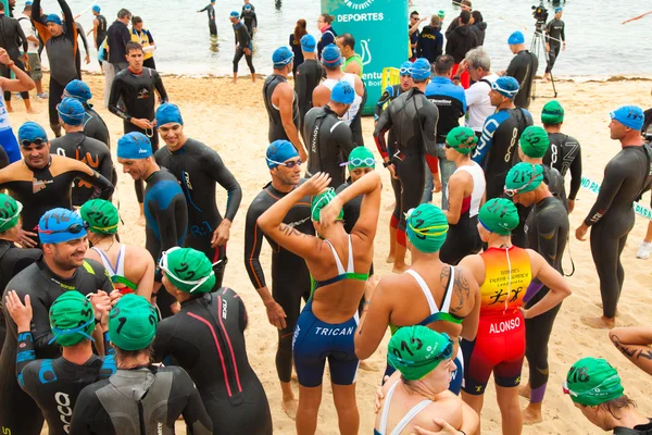 Corralejo - 07 april: Teilnehmer versammeln sich vor dem Start — Stockfoto