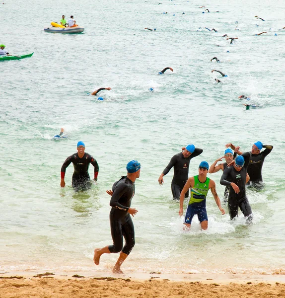 CORRALEJO - 07 aprile: Gli uomini finiscono la parte di nuoto della gara — Foto Stock