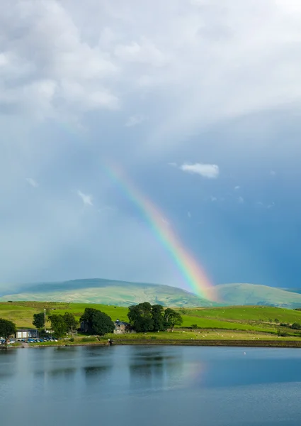 Arco-íris sobre lago — Fotografia de Stock