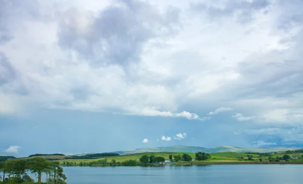 Хмари над озером — стокове фото