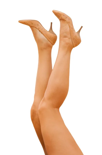 Pernas femininas em sapatos bronzeados — Fotografia de Stock