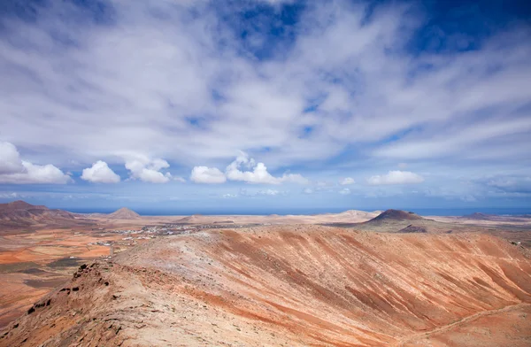 Vnitrozemí ostrova fuerteventura, pohled směrem k montana de arena — Stock fotografie