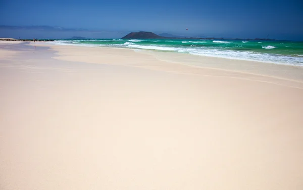 Severní části ostrova fuerteventura, corralejo beach vlajky, odlivu — Stock fotografie