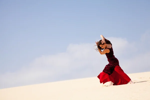 Flamenco Tänzerin beim Fotoshooting im Freien — Stockfoto