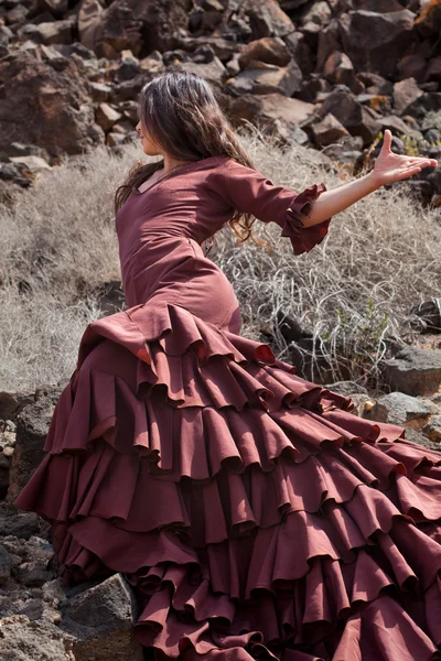 Flamenco Tänzerin beim Fotoshooting im Freien — Stockfoto