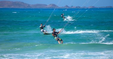 Kitesurfing (kiteboarding) Corralejo bayrak Beac, pratik