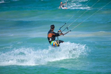 Kitesurfing (kiteboarding) Corralejo bayrak Beac, pratik
