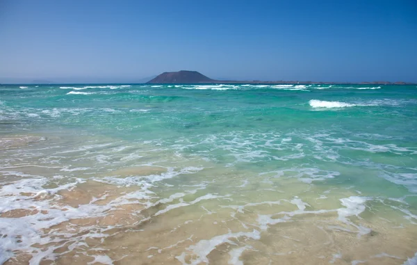 Norra fuertevenura, stranden i corralejo flagga — Stockfoto