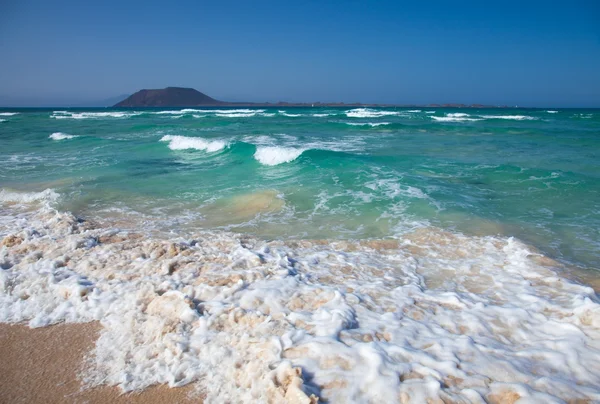 Norra fuertevenura, stranden i corralejo flagga — Stockfoto