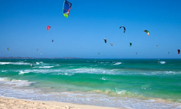 Kitesurfen (kiteboarding) op voor de vlag Corralejo Beac beoefenen — Stockfoto