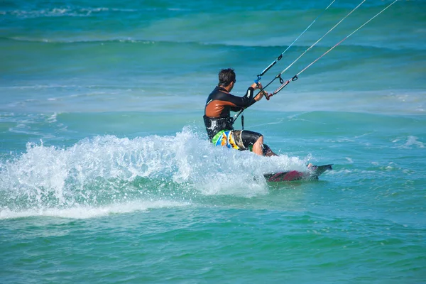 Praticar kitesurf (kiteboarding) no Corralejo Bandeira Beac — Fotografia de Stock