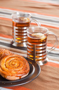 tarçınlı çörek ile çay