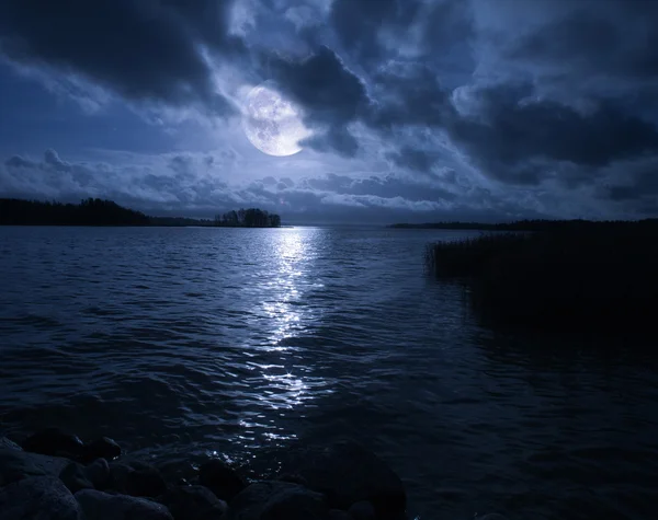 Luna llena sobre el agua —  Fotos de Stock