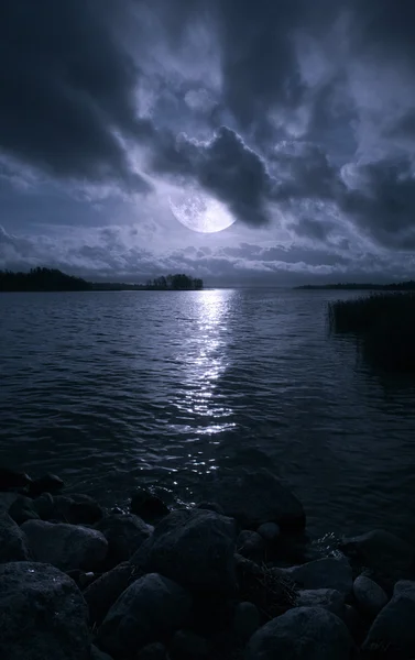 Luna llena sobre el agua — Foto de Stock