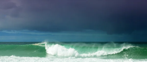 Rompiendo olas —  Fotos de Stock