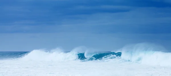 Rompiendo olas —  Fotos de Stock