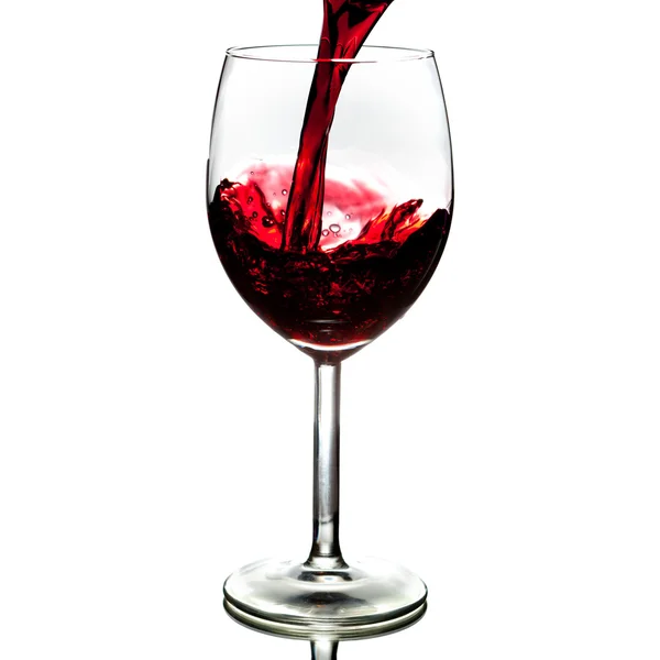 Nalewanie wyizolowanego czerwonego wina — Zdjęcie stockowe