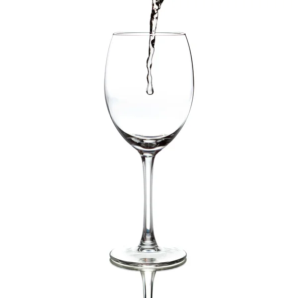 Vino blanco vertiendo en una copa — Foto de Stock