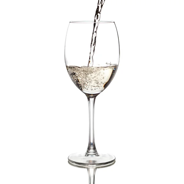 Vinho branco derramando em um copo — Fotografia de Stock