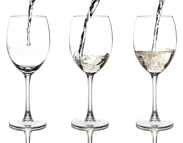 Vinho branco derramando em um copo — Fotografia de Stock