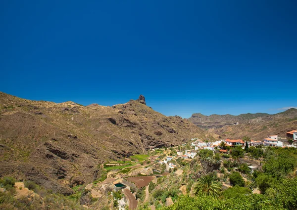 Roque Bentayga visto sobre Tejeda aldeia — Fotografia de Stock