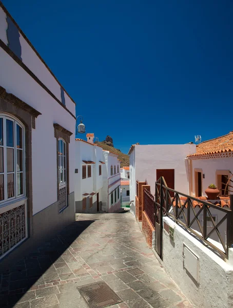 Roque Bentayga seen over Tejeda village — Stock Photo, Image