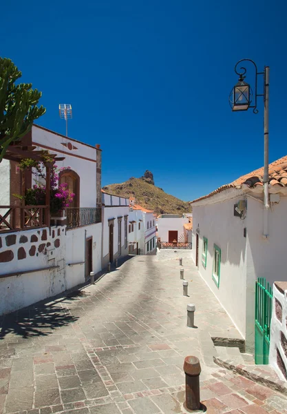 Roque bentayga gezien over tejeda dorp — Stockfoto
