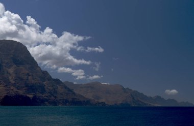 Agaete belediyesinin kuzey batı kıyısında aşınan Gran Canaria, Avrupa 'nın en yüksek ikinci uçurumu olan Faneque' ye doğru Puerto de Las Nievesport 'tan bakıyor.