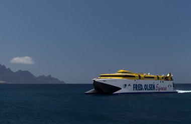 Puerto de Las Nieves, İspanya - 17 Eylül: Deniz feribotu Fred.Olsen Ekspresi düzenli bir Santa Cruz de Tenerife - Agaete rotası ile limana ulaşır, 17 Eylül 2021, Puerto de Las Nieves, İspanya