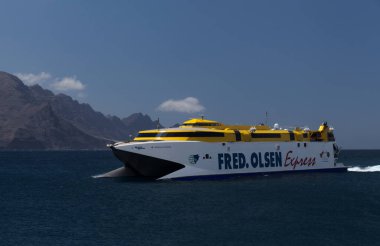 Puerto de Las Nieves, İspanya - 17 Eylül: Deniz feribotu Fred.Olsen Ekspresi düzenli bir Santa Cruz de Tenerife - Agaete rotası ile limana ulaşır, 17 Eylül 2021, Puerto de Las Nieves, İspanya