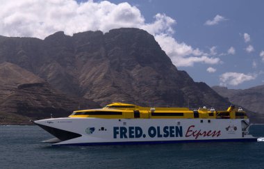 Puerto de Las Nieves, İspanya - 17 Eylül: Deniz feribotu Fred.Olsen Ekspresi düzenli bir Santa Cruz de Tenerife - Agaete rotası ile limana ulaşır, 17 Eylül 2021, Puerto de Las Nieves, İspanya